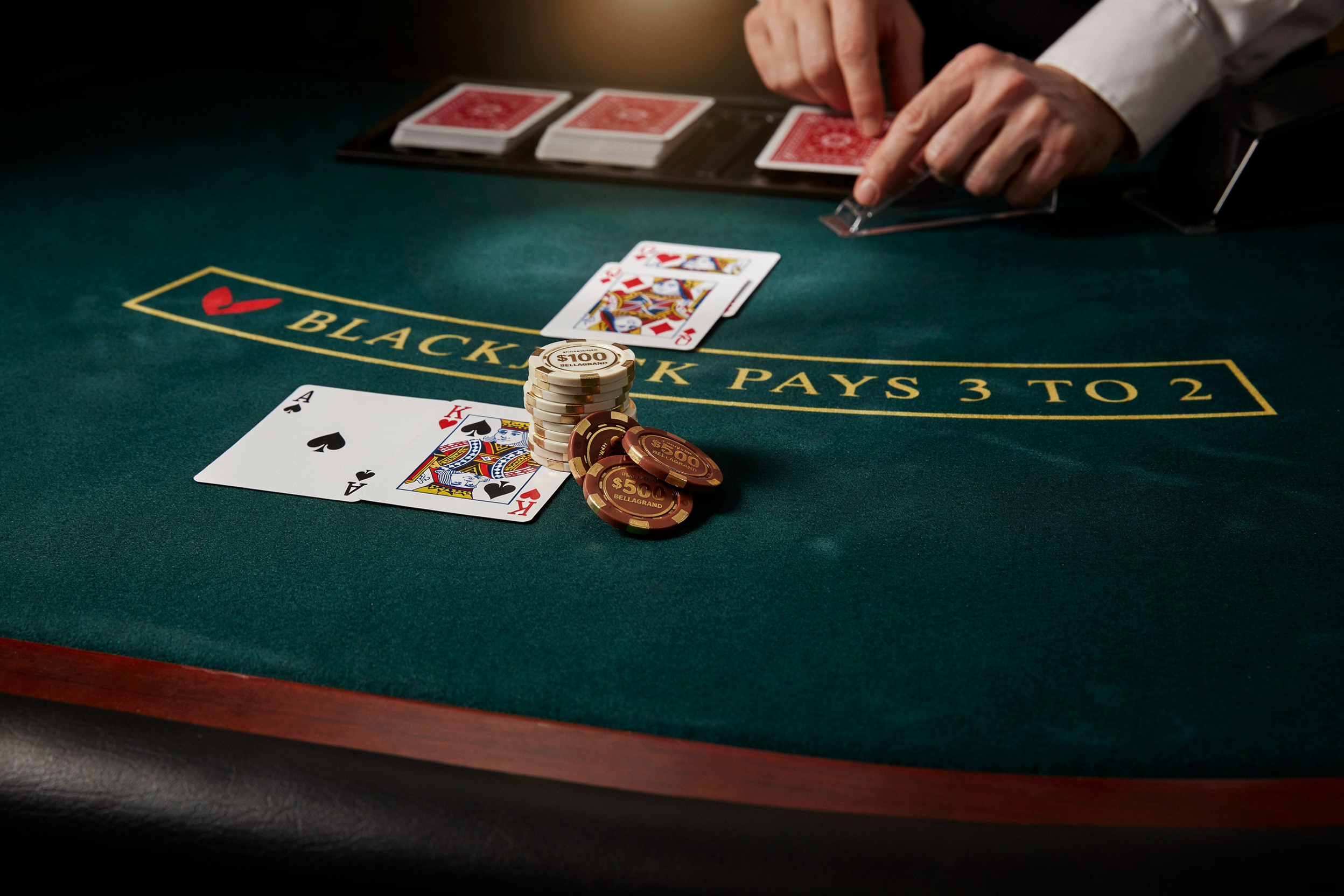 Rozgrywka w blackjacka przy zielonym stole